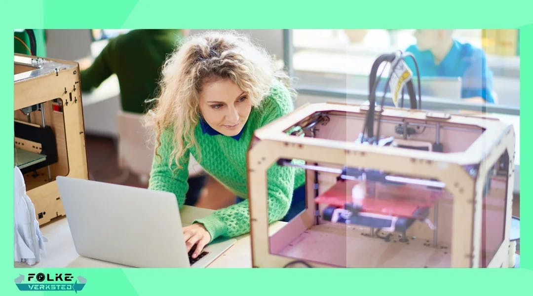 Kvinne jobber med PC og ser på 3D-printer
